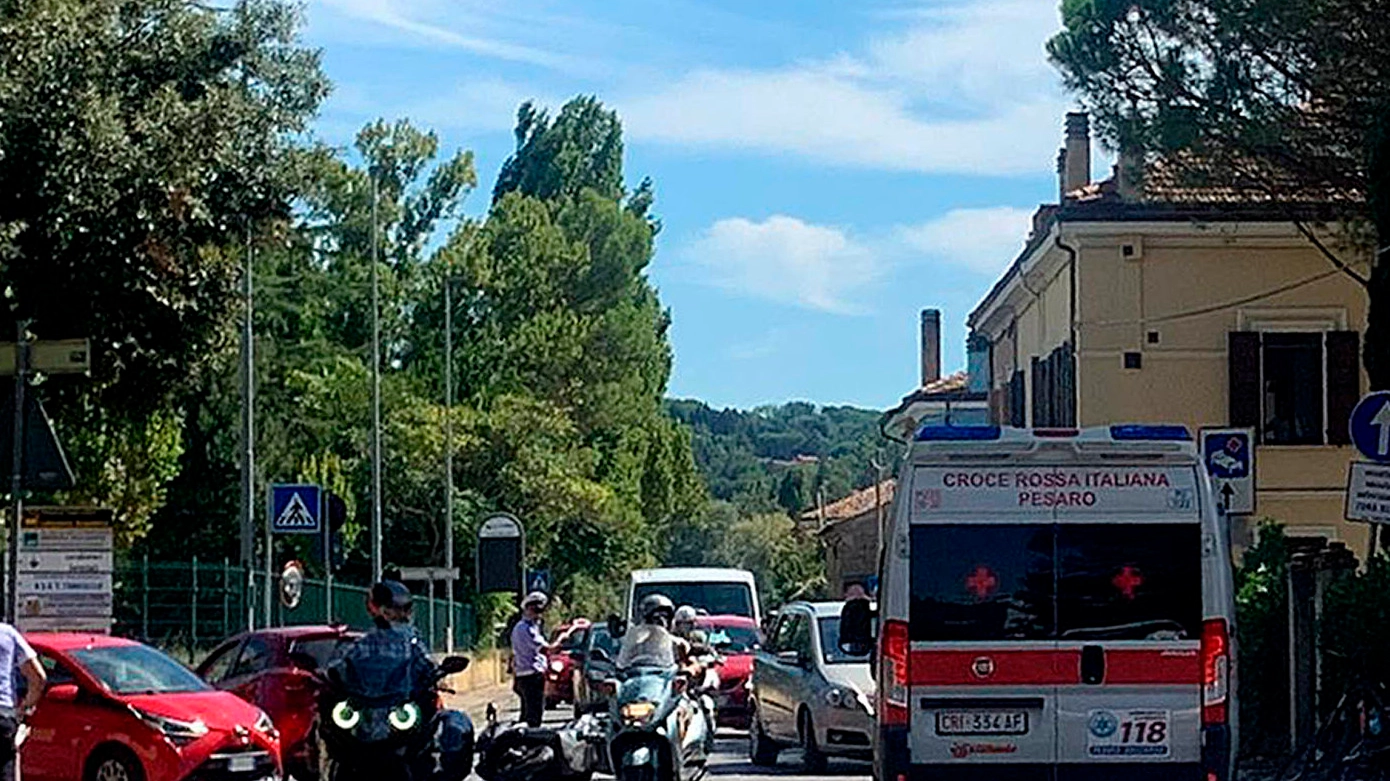 Ecco l’arrivo dei soccorritori in via Lombroso a Muraglia. A terra, si nota lo scooter 