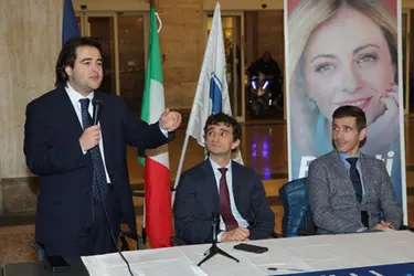 Sanremo 2023, Fedez strappa la foto del ministro Bignami vestito da ss. Lisei (FdI): “A tutto c’è un limite”. La Rai si dissocia