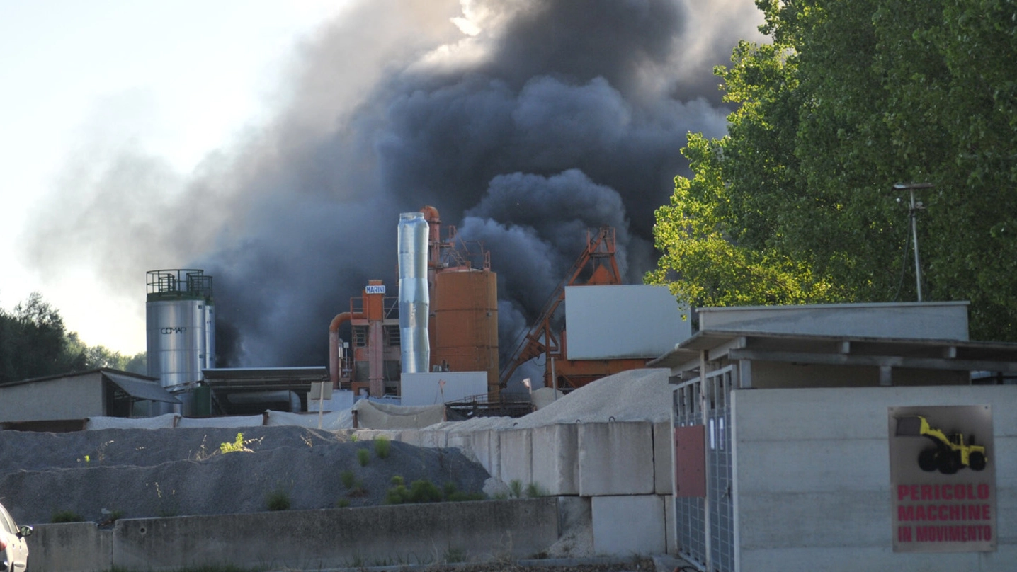 L’incendio nella fabbrica (foto Vives)