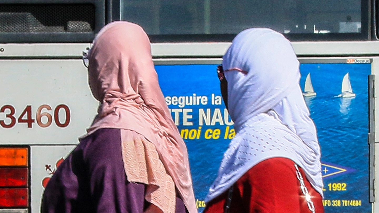 IL CASO La ragazzina raccontò di essere stata rasata a zero dalla madre perché rifiutava il velo islamico