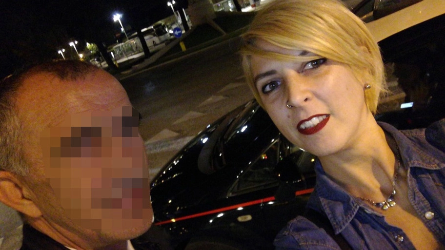 Roberta Rossi si fa un selfie col presunto truffatore del suo fidanzato. Poco dopo sono arrivati anche i carabinieri, chiamati da lei