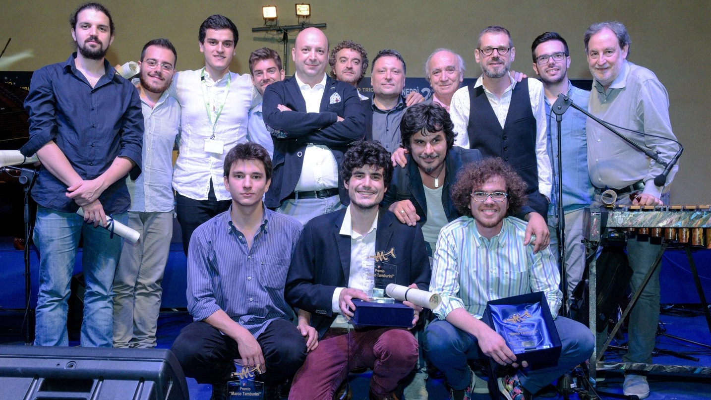 La foto di gruppo dei giovani musicisti assieme alla giuria, sul palco del Casalini Garden di Rovigo