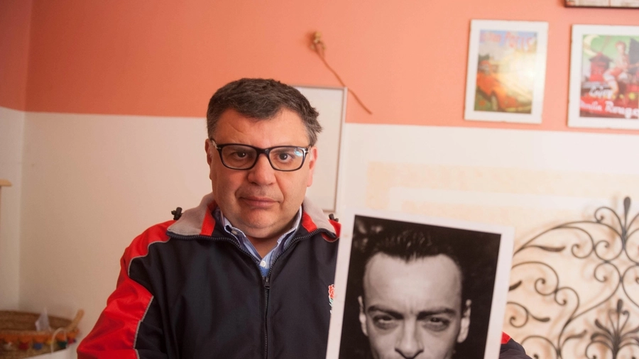 Sergio Carabellò mostra una foto del fratello Biagio, scomparso da casa sua in Bolognina