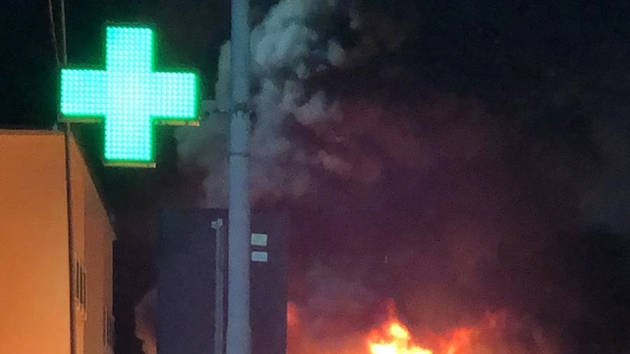 Incendio a Castenaso, l'autobus distrutto dal fuoco 