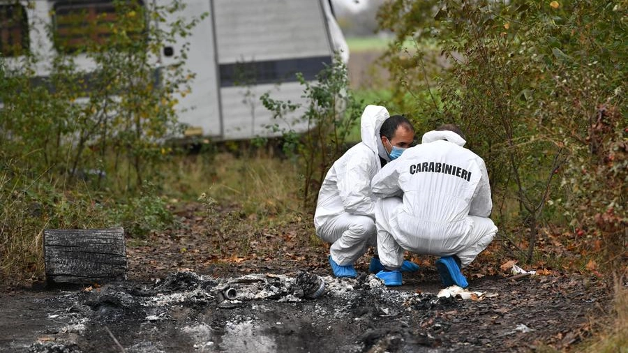 La Scientifica dei carabinieri sul luogo del ritrovamento del cadavere a Fossa di Concordi