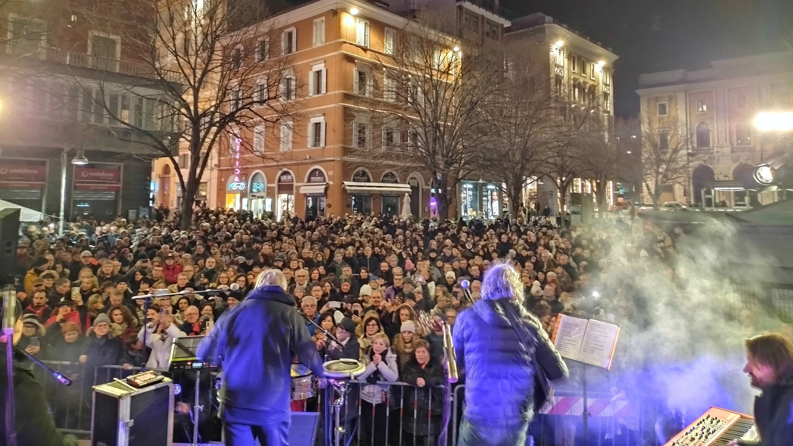 In migliaia in centro per il tributo a Pino Daniele con Tony Esposito e la Macapea