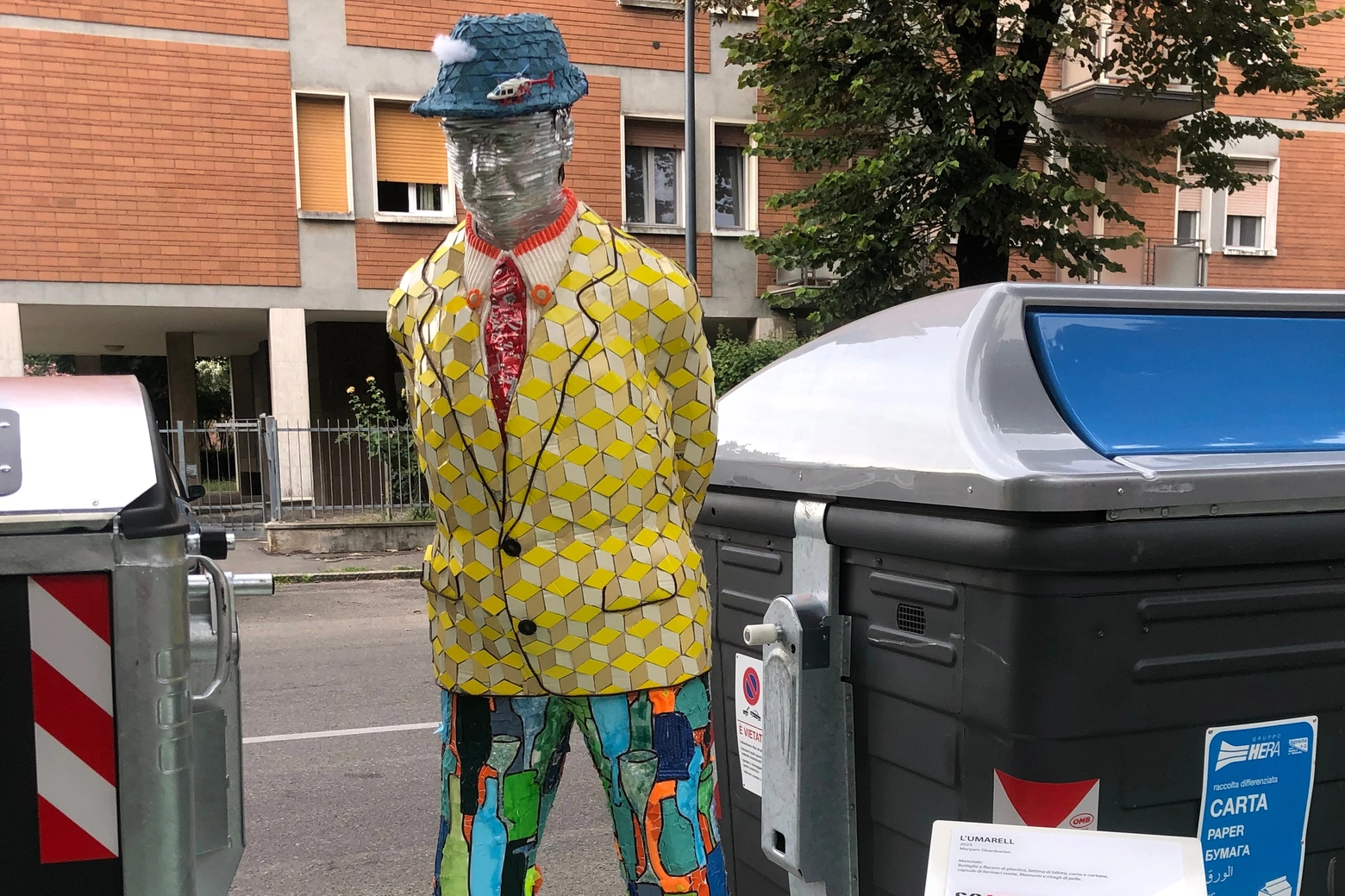 L'umarèll che controlla i rifiuti a Bologna
