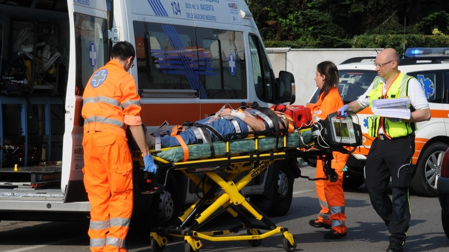 Un ferito soccorso in ambulanza (foto di repertorio)