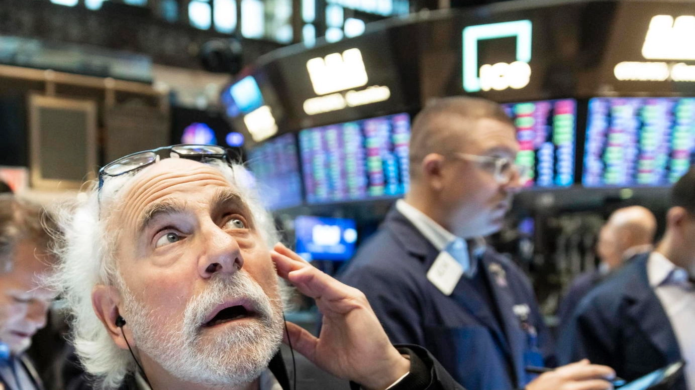 Paura a Wall Street, un trader di New York guarda incredulo i maggiori titoli crollare