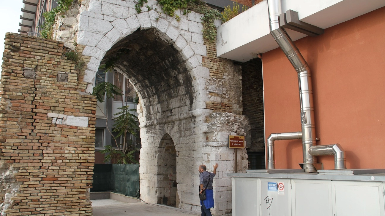 La centrale termica costruita accanto all’arco medievale del Lungomare Vanvitelli