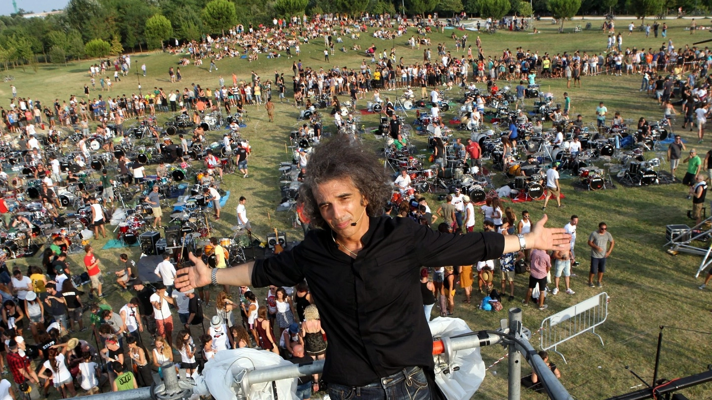 Il Maestro Sabiu a Cesena per il concerto dei mille musicisti per i Foo Fighters (Ravaglia)