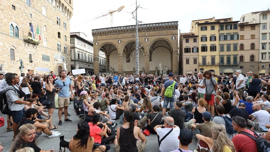 La protesta in piazza della Signoria (New Press Photo)