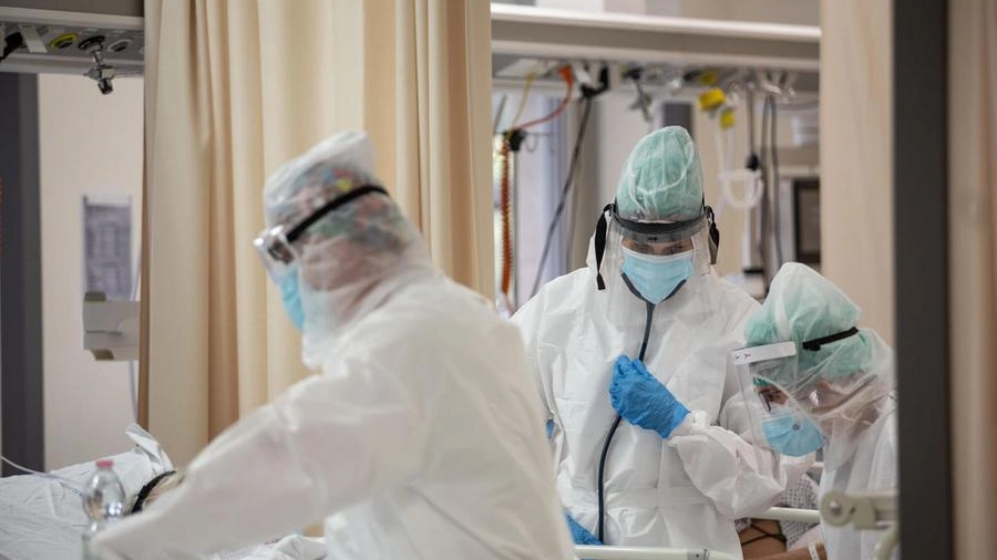 Medici italiani a lavoro in ospedale con protezioni anti-Covid (Ansa)
