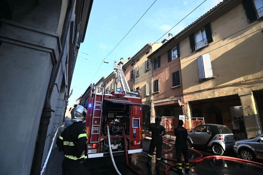 Incendio oggi, vigili del fuoco al lavoro in via Sant'Isaia (Foto Schicchi)
