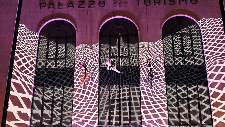 Il Posto trasforma la parete del Palaturismo in palcoscenico (Foto Concolino)