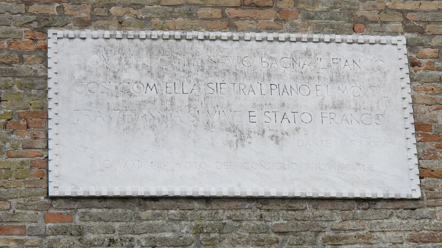 La lapide con la celebre terzina dantesca nel muro della Rocca di Cesena