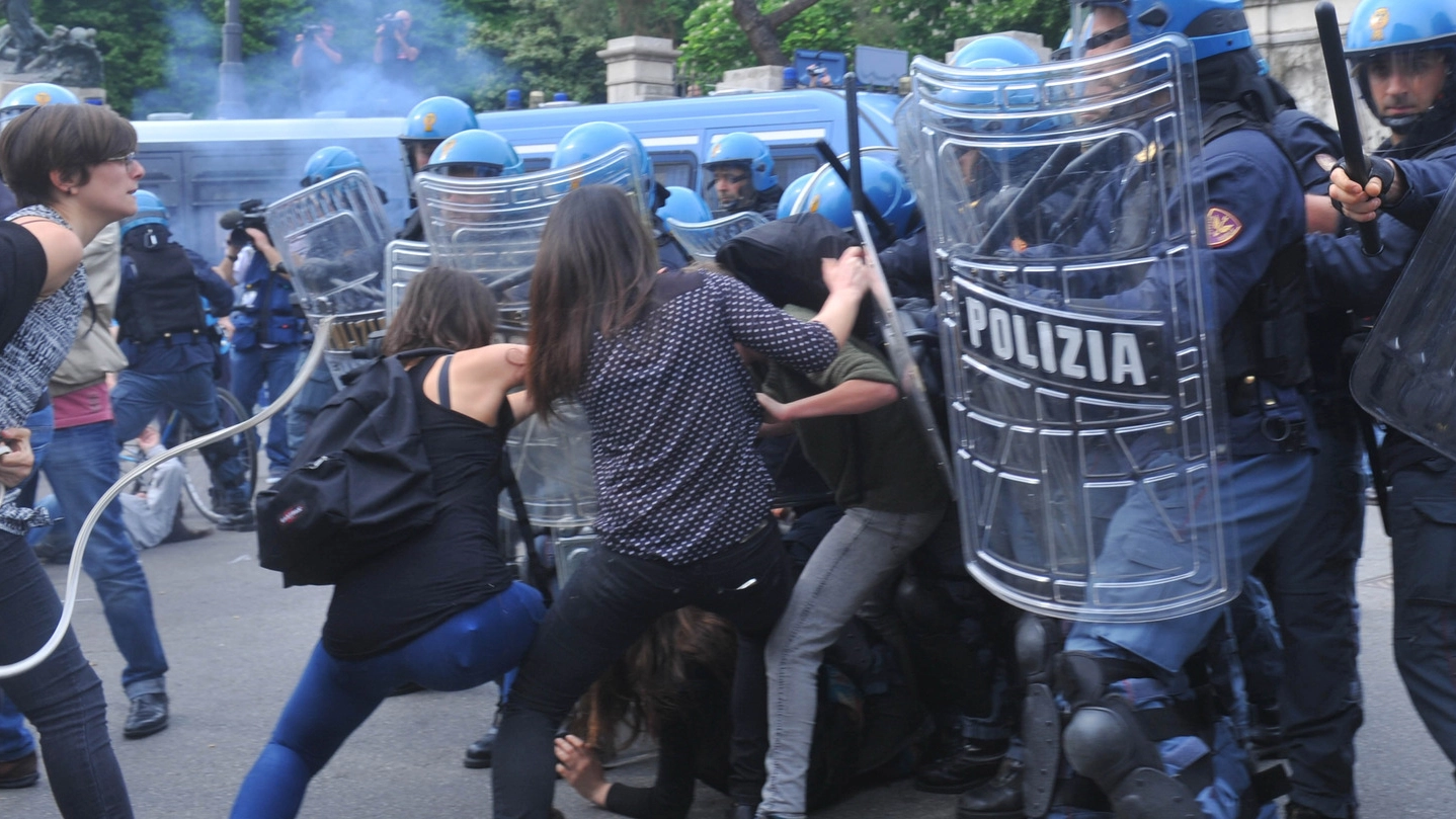 Gli scontri tra manifestanti e polizia