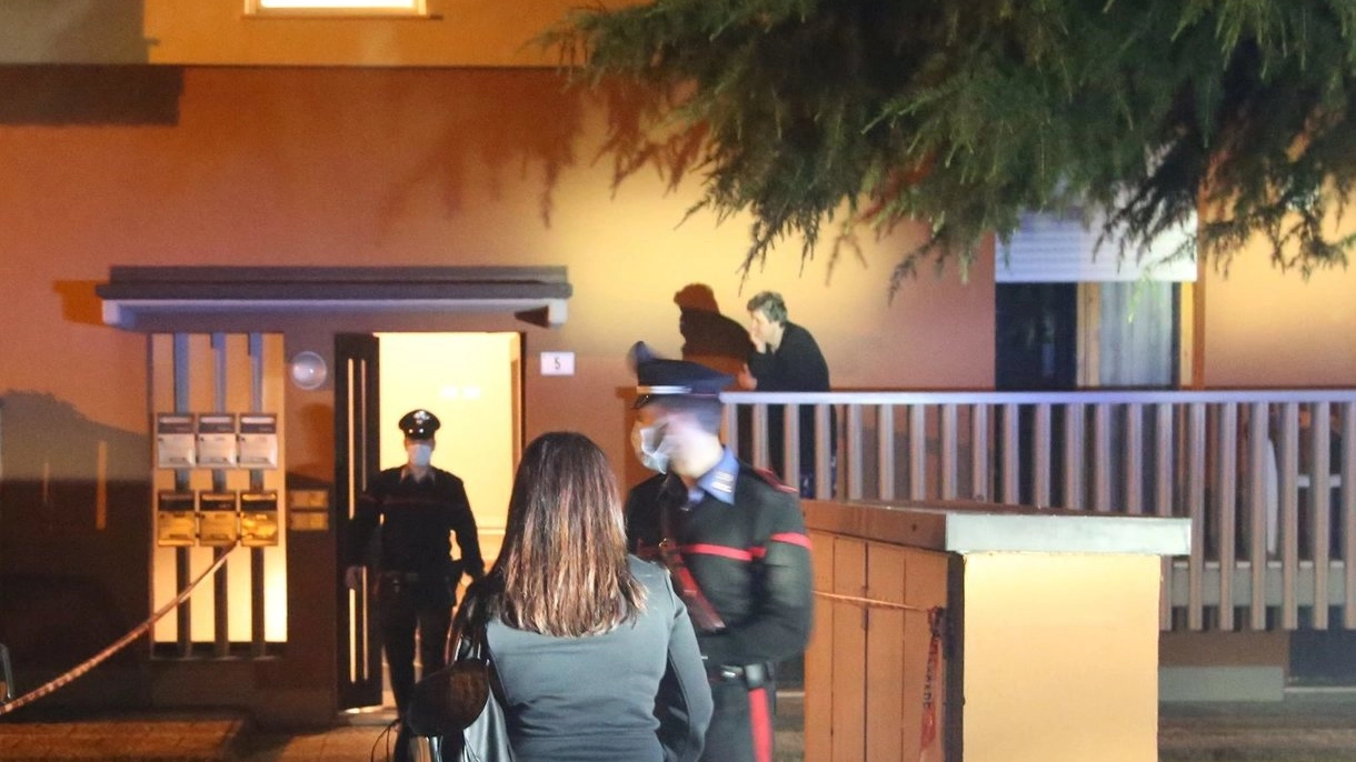 I carabinieri effettuano i rilievi in casa di Luciana Torri, la notte dell’omicidio