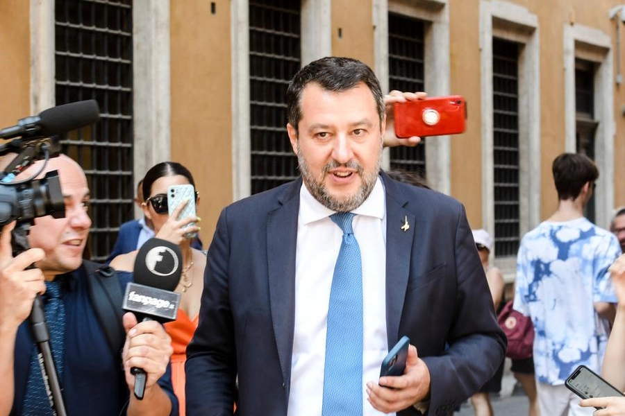 Il leader della Lega Matteo Salvini, 49 anni, ieri davanti a Palazzo Madama