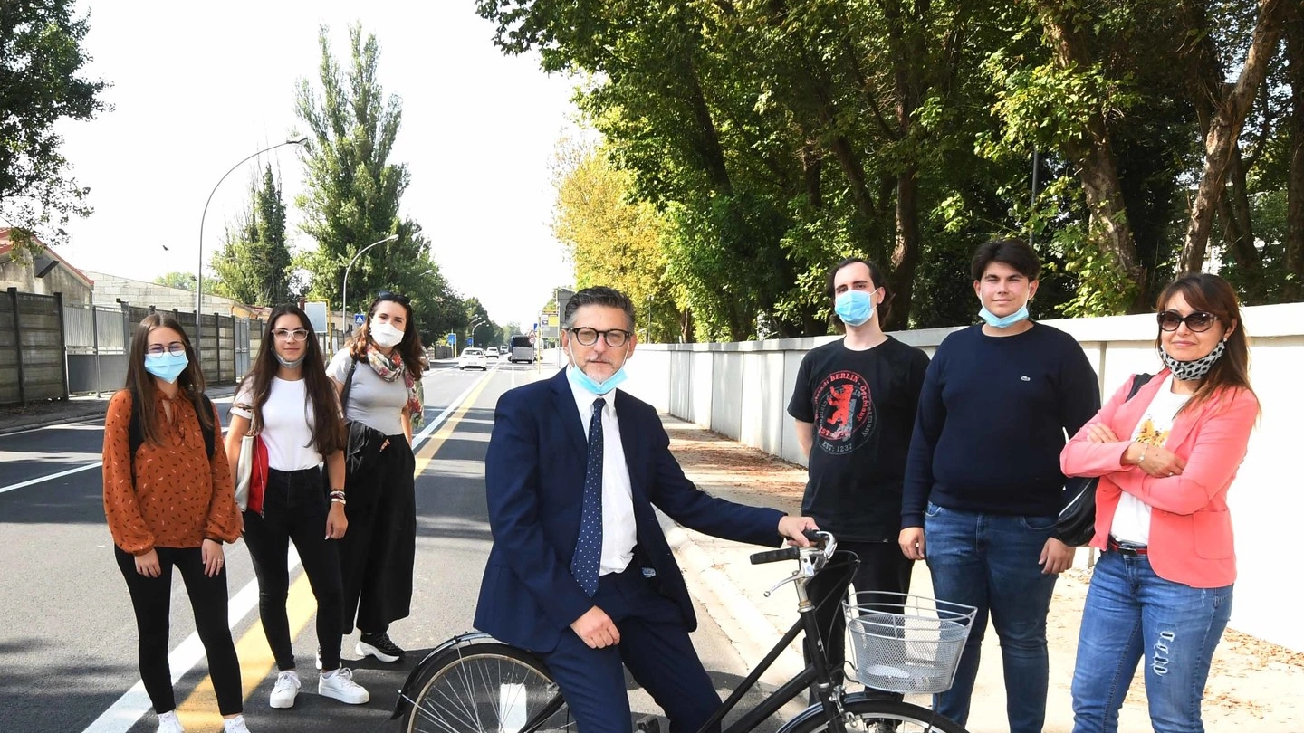 Il sindaco Edoardo Gaffeo inaugura la ciclabile in via De Gasperi