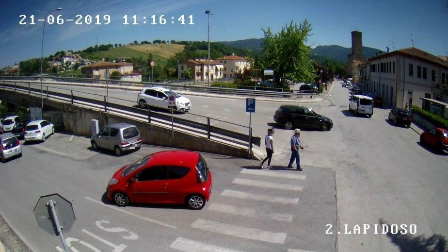 Castelraimondo, furto con abbraccio: un frame dei filmati di videosorveglianza
