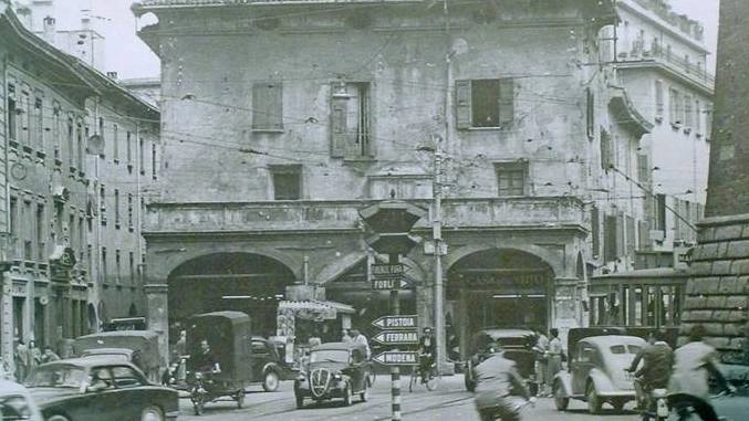 Una veduta dell’edificio in piazza Ravegnana, subito dopo la fine della guerra, ristrutturato nel 1954 dall’architetto Melchiorre Bega