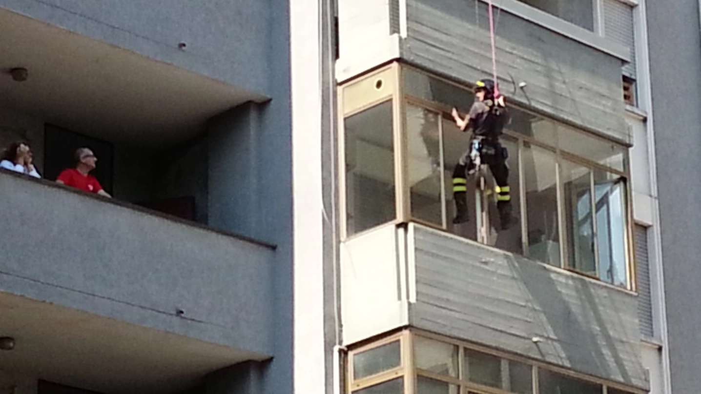 I vigili del fuoco si sono calati dal balcone per entrare nell’appartamento dell’uomo
