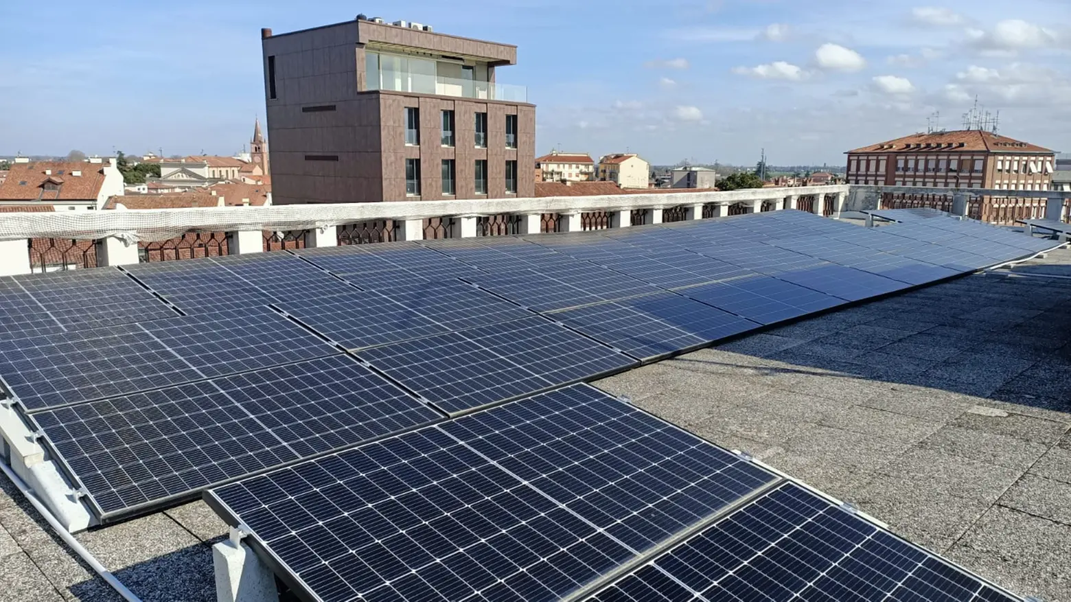 l'impianto fotovoltaio installato nella sede delle poste a Rovigo