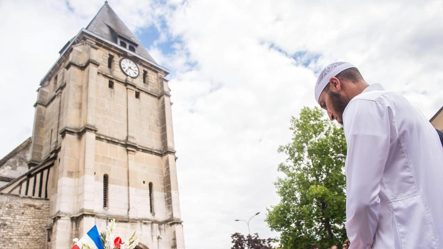 L’iniziativa davanti alla chiesa di Saint-Etienne -du- Rouvray, vicino a Rouen, dove è stato ucciso padre Hamel (Ansa)