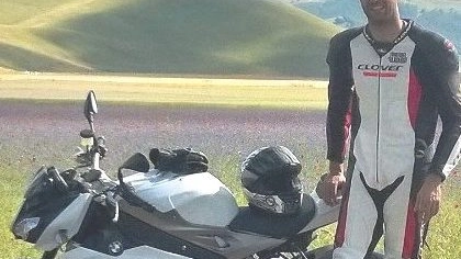 Andrea Pavoni, 34 anni, accanto alla sua moto
