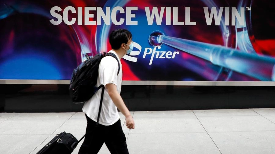 Un cartellone pubblicitario dell'azienda Pfizer (Ansa)