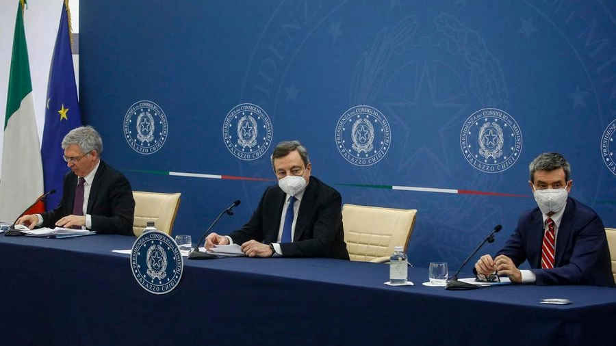 Draghi (al centro), Franco e Orlando in conferenza stampa (Ansa)