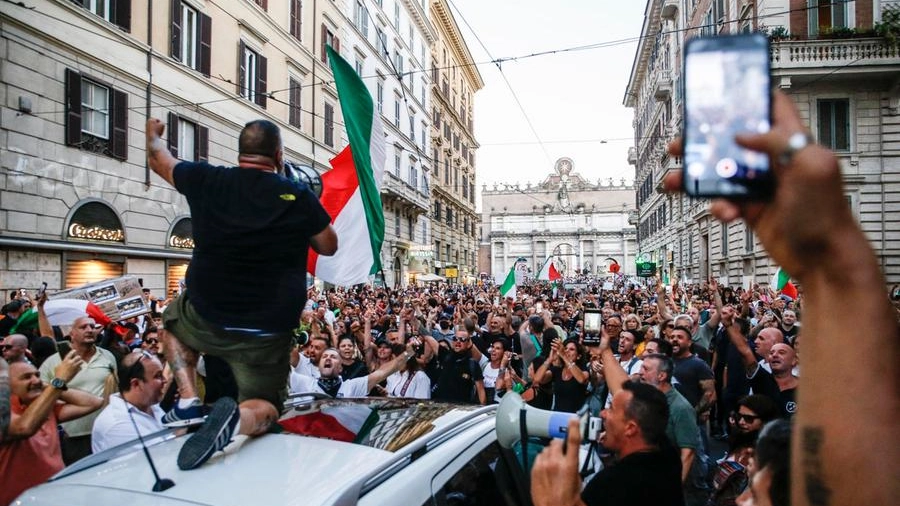 Manifestazione dei 'no Green pass' a Roma (Ansa)