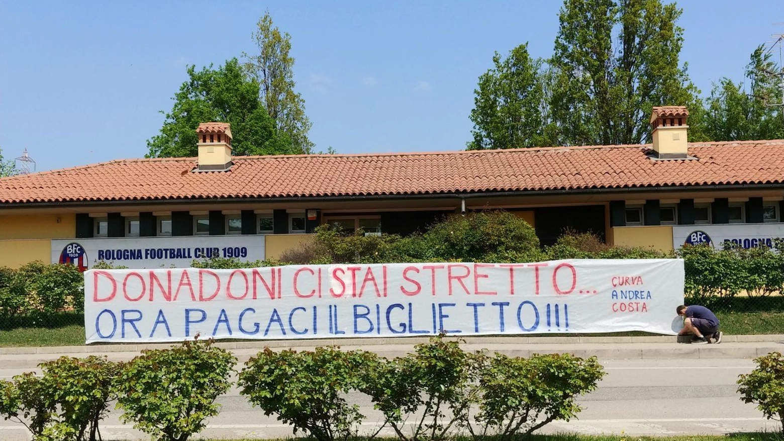 Bologna fc, lo striscione contro Donadoni a Casteldebole