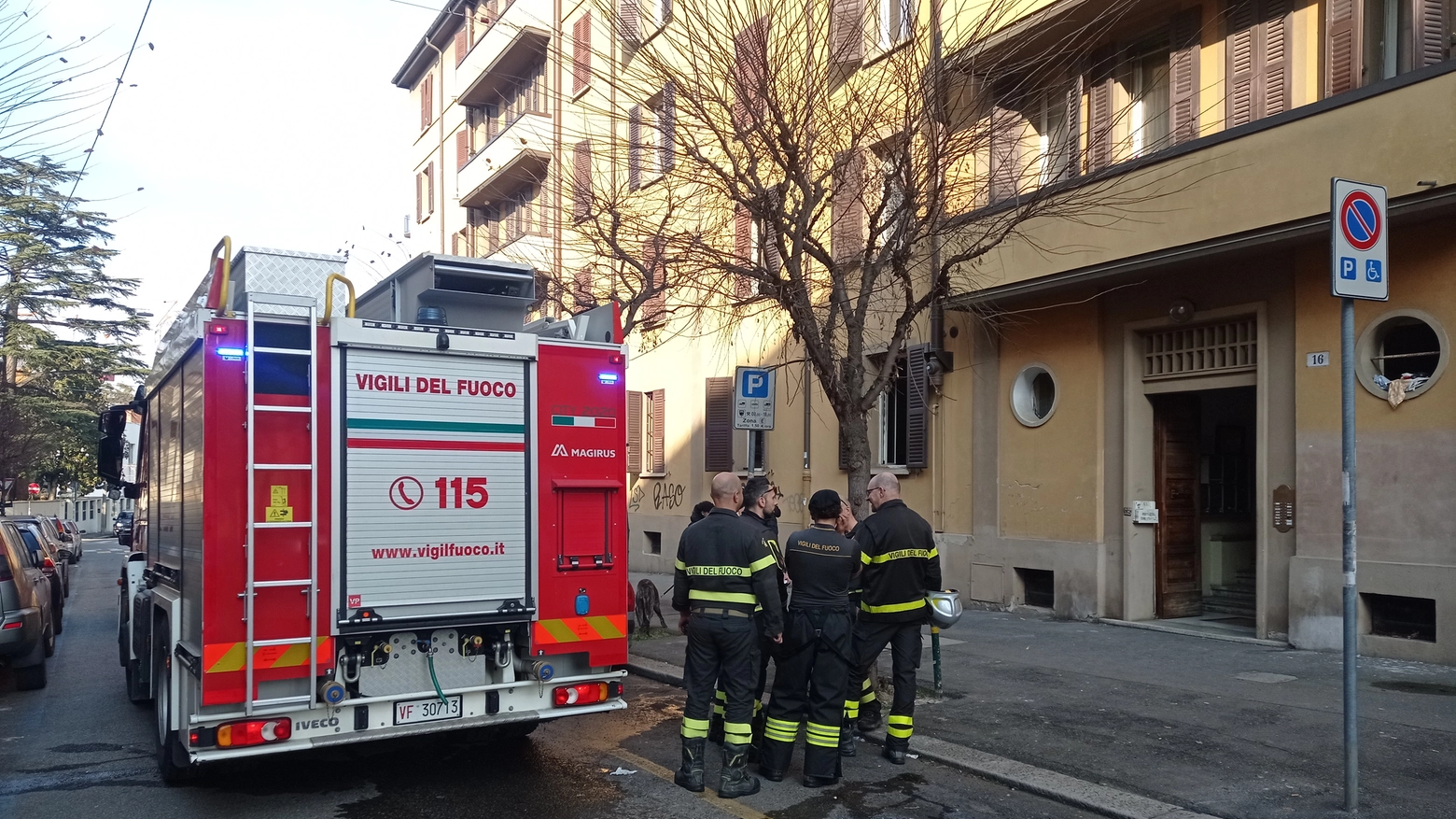 Incendio oggi in via Giovanni Paolo Martini a Bologna (foto Schicchi)
