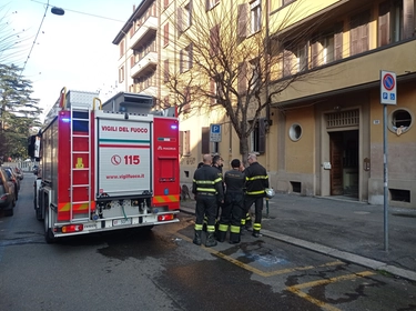 Incendio oggi a Bologna, uomo intossicato: è grave