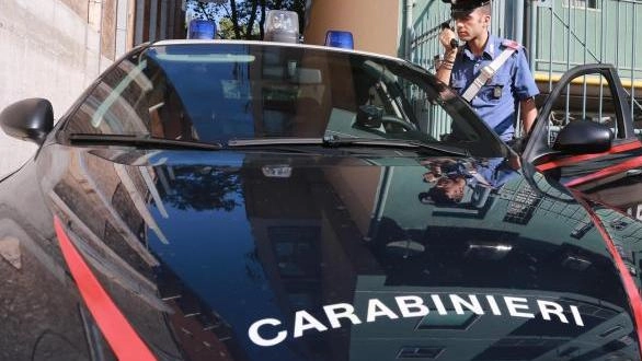 Il fuggitivo, con i due bambini al seguito, è stato fermato e denunciato dai carabinieri di Falconara Marittima