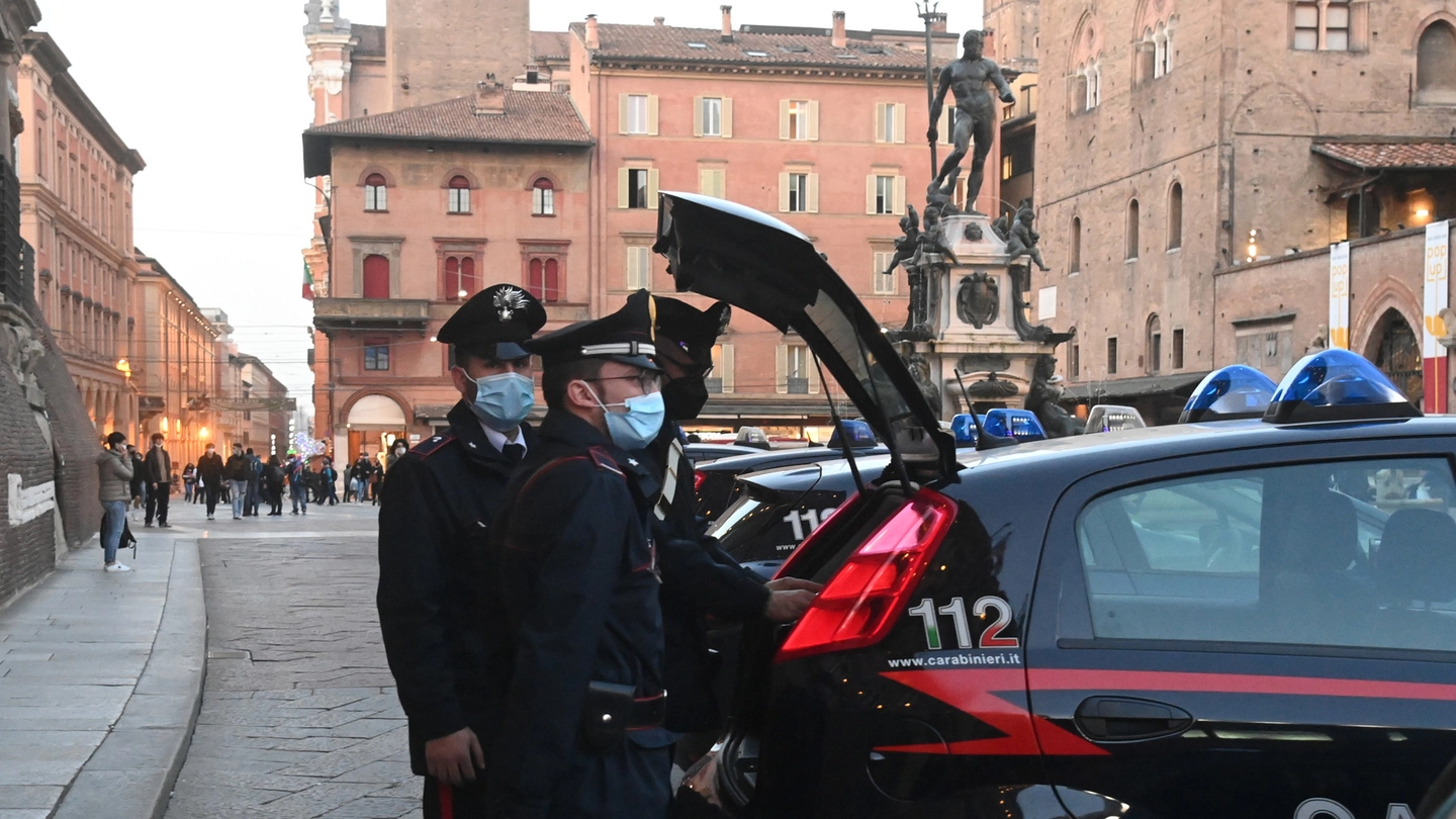 Il blitz anti assembramenti dei carabinieri (foto Schicchi)