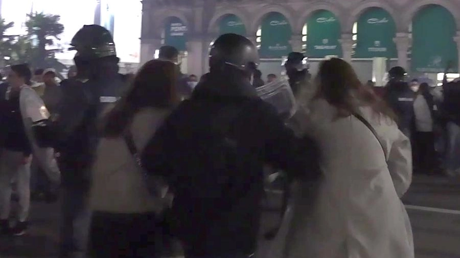 Violenza in piazza Duomo (foto Ansa)