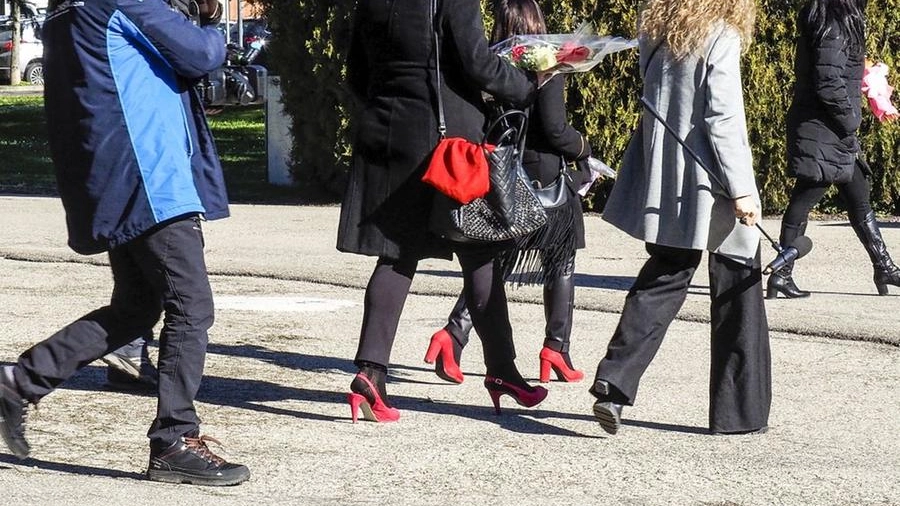 Funerale di Ilenia Fabbri: le amiche indossavano scarpe rosse, simbolo contro femminicidio