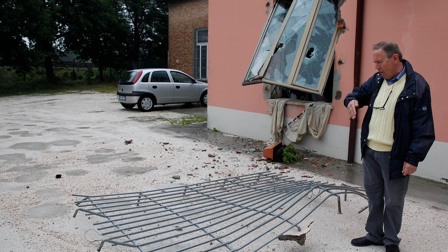 L’inferriata e la finestra divelte dai ladri con una catena attaccata a un furgone (Foto Corelli)