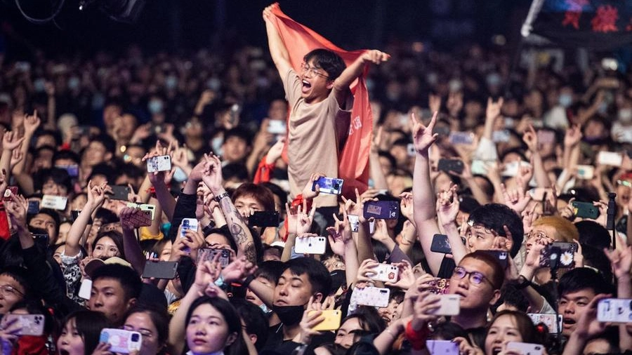 Migliaia di ragazzi allo Strawberry Music Festival di Wuhan