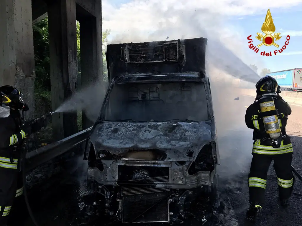 Bologna, incendio in autostrada fra A1 e A14 / FOTO