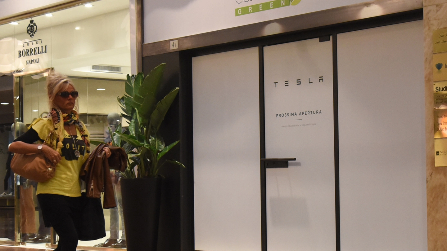 Il nuovissimo store di Tesla, l’avveniristica auto elettrica 
