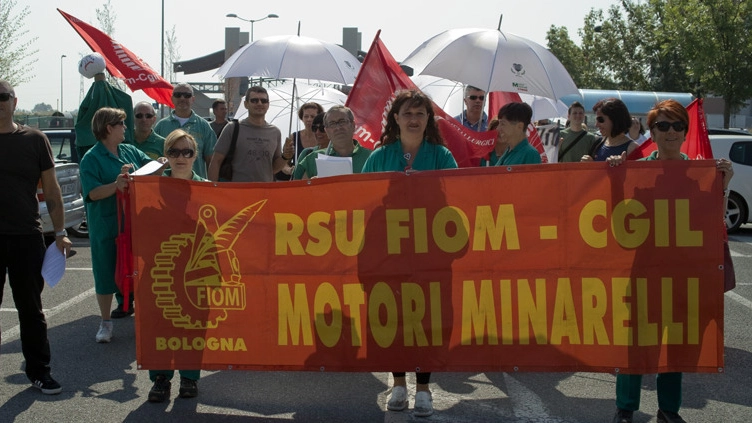 Una delle manifestazioni del 2017 dei lavoratori della Motori minarelli contro i licenziamenti (Foto Dire)