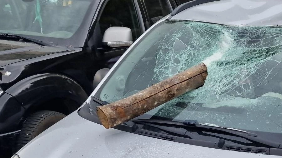Piove legna ad Arquata: i tronchi finiscono sulle auto