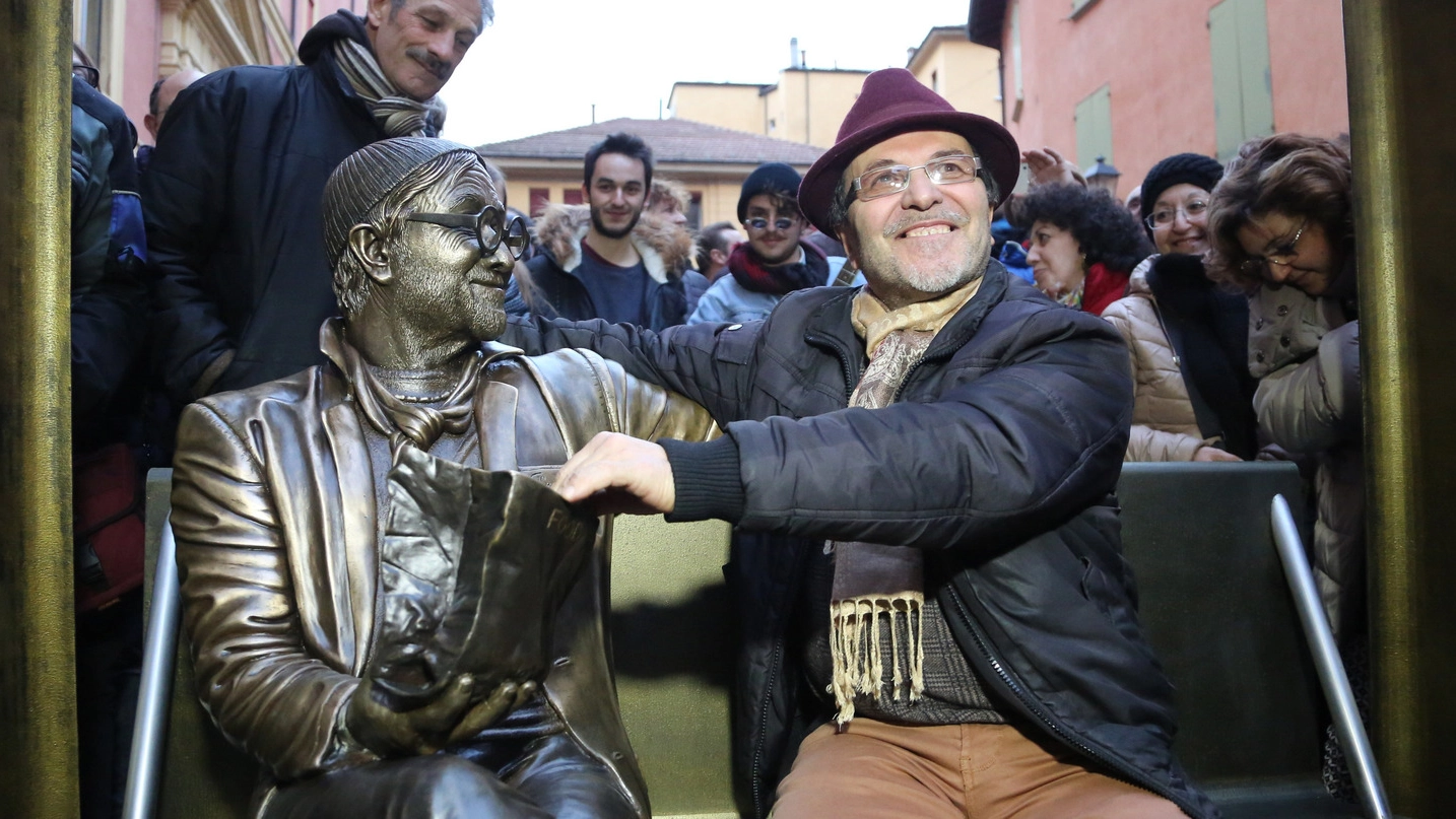 Lucio Dalla, la scultura-panchina e l’autore Carmine Susinni (foto Schicchi)