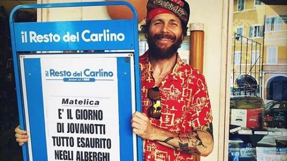 Jovanotti con la locandina del Carlino (da Instagram)
