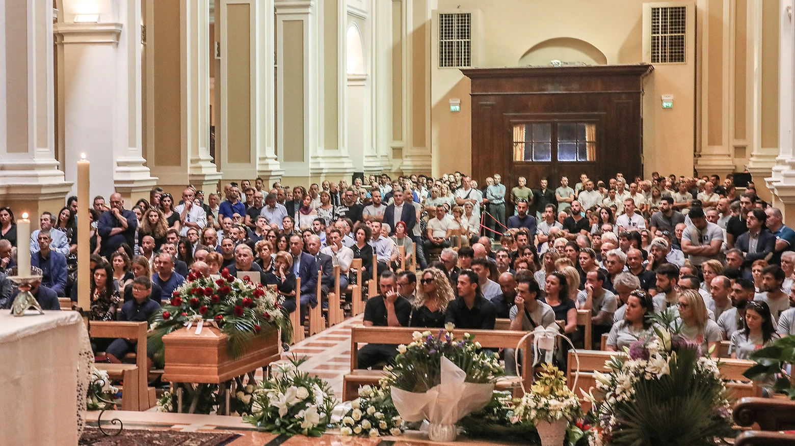 Chiesa stracolma per i funerali di Andrea Marinelli (Fotoprint)