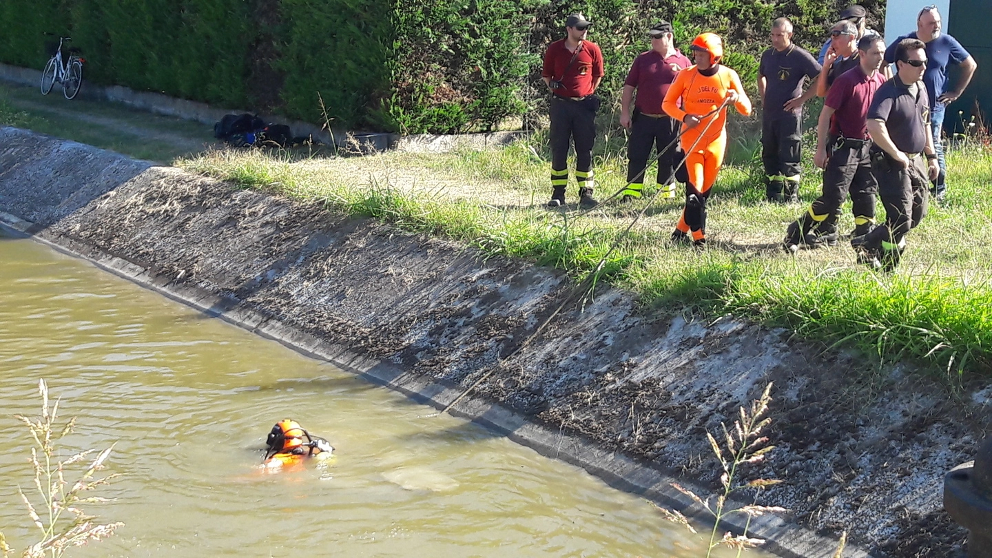 I sommozzatori al lavoro nelle acque del canale